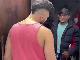 RECEBI UMA ENTREGA E PEDI PRO ENTREGADOR SUBIR. ELE ME COMEU COMO PAGAMENTO E AINDA ME DEU LEITE NA BOCA. gay asian boys sex videos