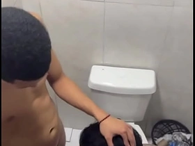 Flagra mamando hétero dotado no banheiro da balada. asian hot boy body snd gay sex videos