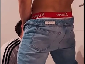 EL NOVIO HETERO DE LA DESPEDIDA DE SOLTEROS ME FOLLA A ESCONDIDAS DE LA FIESTA asian hd gay sex videos