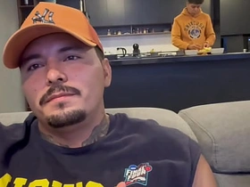 A mis visitas les doy wheezles mejor atención, les invito chelas, agua, chupada de verga y también les meto mi palanca de cambios por el culo asian gay sucking sex videos