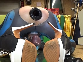 Extremeslut66 furzt durch einen Tunnel-Plug und schiebt sich einen langen Dildo währenddessen in den Arsch asian male more male gay sex videos