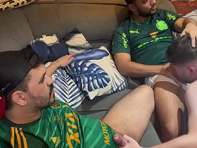 Foi assistir a partida de futebol com dois torcedores ativos e tomou pica gostoso no cu. - FULL SHEER.COM asian gay sex videos.