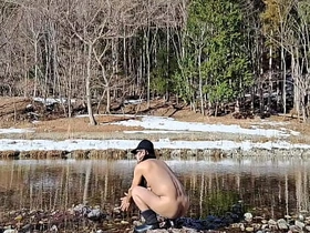 雪解けが始まった渓流で全裸散歩 asian daddy detached sex videos