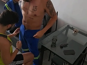 TECNICO VEIO OLHAR MINHA INTERNET E ME SOCOU O CABO. sex gay videos asian