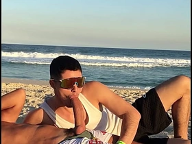 FODA NA PRAIA COM O VENDEDOR PAUZUDO - linktr.ee/marretaxx asian gay coitus videos thevid