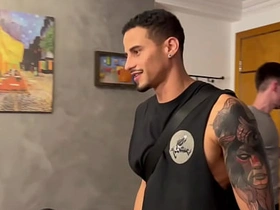 ME CONTRATARAM PRA DAR AULAS PARTICULARES MAS ACABEI COMENDO MEUS ALUNOS. www asian gay sex videos com