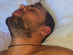 Despertando o macho pauzudo em sua cama com aquele tesão matinal. asian male gay lovemaking videos