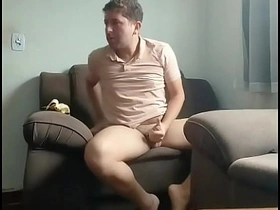 Ik was alleen thuis en pronkte in de woonkamer terwijl ik naar funk luisterde. asian homemade gay sex videos