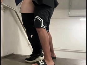 PUTINHA DO PREDIO QUERIA SER FODIDA NA ESCADA. TRATEI ELA COMO MERECE. muscular asian gay lovemaking videos