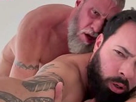 Barbudo dá o rabo para grisalho gostoso - VIDEO INTEIRO NO Peppery asian hd gay sex videos