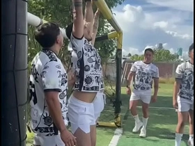 Equipo de futbol, con ayuda del sol, las cheves y el sudor, terminan clavándosela entre ellos old asian well-pleased sex videos