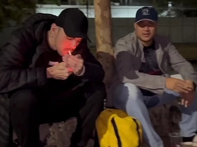 AMIGOS FORAM B-B-R NA QUADRA E CABARAM NA BRODERAGEM ATÉ QUE DERREPENDE APARECEU UM MORADOR DE RUA QUE DEIXOU TUDO MAIS INTERESSANTE sexy xxx asian gay sex videos