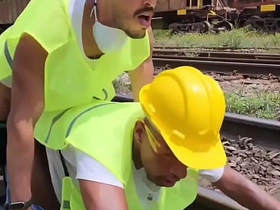 OS OPERARIOS PEGARAM PESADO NA HORA DO ALMOÇO FUDERAM O COLEGA PASSIVO E DERAM MUITO LEITE DE SOBREMESA (TEASER) asian gay sex videos close by public places