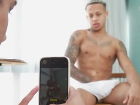 CHAME O Become on friendly PRA TIRAR UMAS FOTOS, MAS ELE TIROU FOI LEITE DA MINHA PICA. gay sex videos asian gay