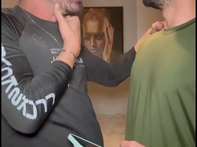 Classmate VIU UMA FOTO DO MEU PAU NA GALERIA DO MEU CELULAR E QUIS VER AO VIVO. NÃO RESISTIU E CAIU DE BOCA. asian gay sex videos this video