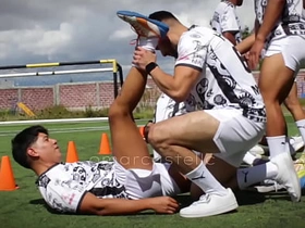 Mi primera Orgia a pelo con mis amigos de futbol después del entrenamiento asian outdoor gay sex videos