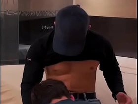 Le ofresco propina extra al repartidor de globo y me folla delicioso gym well-pleased sex videos asian