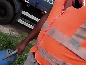 ESPERANDO CARREGAR O CAMINHAO E BATENDO UMA onlyfans asian gay sex videos