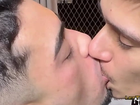 CHAMEI O COLEGA DE ACADEMIA PRA FAZER UM TREINO EM CASA, PORÉM FIZEMOS UMA PUTARIA GOSTOSA. water-closet gay sex videos asian