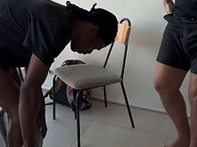 Cliente foi fazer orçamento e acabou levando um pauzão preto e 2 leitadas. gay copulate asian making love videos