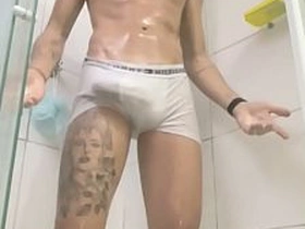 DOTADO TOMANDO BANHO E BATENDO UMA. asian gay carnal knowledge videos young boy public