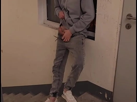 Часть 1 подглядывал как дрочит твинк на лестнице asian girls elated sex videos